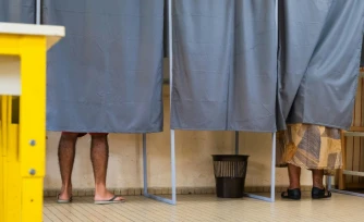 Des électeurs votent dans un isoloir au premier tour des législatives à Sainte Rose, en Guadeloupe, le 29 juin 2024