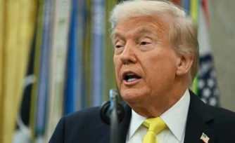 Le président américain Donald Trump dans le Bureau ovale de la Maison Blanche, le 15 octobre 2025 à Washington