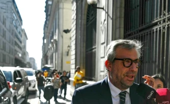 L'ancien chef de l'Office national des processus électoraux du Pérou (ONPE), Piero Corvetto, à son arrivée au parquet à Lima, le 21 avril 2026