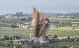 Une boule de feu s'élÚve du site du pont de Qasmiyeh visé par une frappe israélienne, le 22 mars 2026 au sud du Liban
