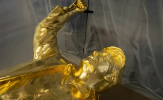 La statue dorée de Donald Trump dans l'atelier du sculpteur Alan Cottrill à Zanesville, dans l'Etat améircain de l'Ohio (nord), le 5 février 2026