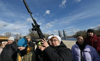 Des habitants participent à une formation formation au maniement des armes à Kiev, le 20 février 2022 en Ukraine