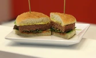 Un hamburger végétalien présenté au salon international de l'industrie de la viande IFFA à Francfort, le 6 mai 2019 en Allemagne