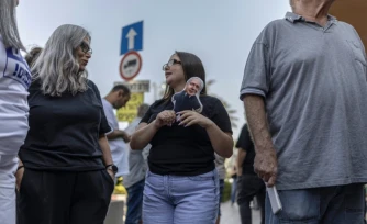 Des partisans du Premier ministre israélien Benjamin Netanyahu, attendent son arivée à Dimona, le 21 octobre 2026 en Israël