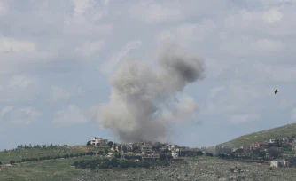 De la fumée s'élève après une attaque aérienne israélienne sur le village de Kfar Tibnit, le 24 mars 2026 au Liban