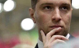 Le président du Rassemblement National (RN), Jordan Bardella, observe les lieux lors de sa visite au Salon de l'Agriculture, à Paris, le 26 février 2026