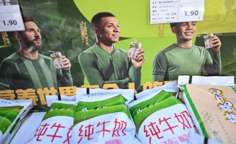 Affiche publicitaire de la marque de produits laitiers Mengniu mettant en scÚne les tars Lionel Messi, Kylian Mbappé et Lamine Yamal, le 28 octobre 2026 dans un supermarché de Pékin