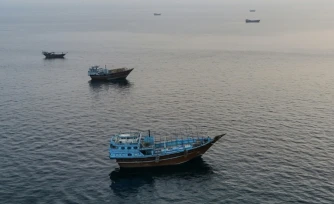 Des bateaux ancrés au large de la péninsule de Musandam, au nord d'Oman, prÚs du détroit d'Ormuz, le 27 juin 2026