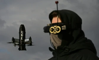 Un opérateur de la société ukrainienne Skyfall teste une drone intercepteur P1-Sun en Ukraine, le 19 mars 2026
