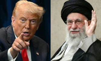 Montage réalisé le 20 février 2026 montrant le président américain Donald Trump (G) lors d’une réunion à Kuala Lumpur, le 26 octobre 2025, et une photo diffusée par le bureau du guide suprême iranien, l’ayatollah Ali Khamenei, lors d’une cérémonie à Téhéran, le 24 août 2025 
