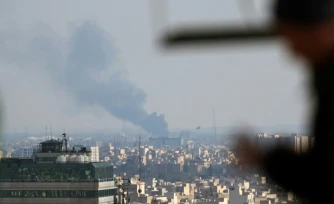 De la fumée s'élÚve d'un site touché par un bombardement à Téhéran, le 1er avril 2026