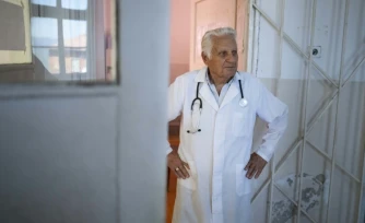 Le docteur Apostolov, médecin généraliste de 90 ans, attend ses patients dans son cabinet à Skrat, un village au pied du massif de la Belassitsa en Bulgarie, le 15 juillet 2026
