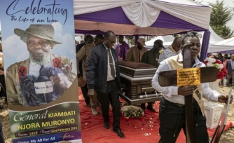 Des proches portent le cercueil de Christopher Njora Muronyo, un des "généraux oubliés" de l'insurrection Mau Mau dans les années 1950 au Kenya, le 14 février 2026 dans le comté de Nyandarua
