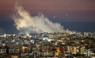 Des panaches de fumée s'élèvent dans le ciel de Beyrouth au Liban le 2 mars 2026