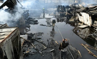 Des pompiers sur le site d'un hôpital pour toxicomanes touché par des frappes aériennes pakistanaises à Kaboul, le 17 mars 2026 en Afghanistan