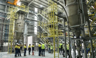 Des employés de la société minière australienne Lynas lors d'une visite des installations, le 8 avril 2026 à Gebeng, dans l'est de la Malaisie