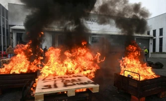Des feux allumés lors d'une manifestation à l'usine Brandt de Vendôme dans le Loir-et-Cher, le 11 décembre 2025
