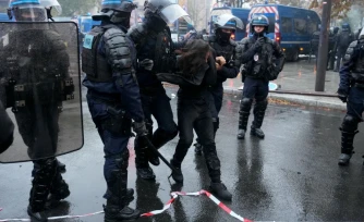 Un homme arrêté par la police à Paris lors de heurts ayant éclaté à la fin de la manifestation contre la vie chère le 24 octobre 2026