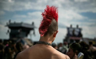 Un participant à une free party sur un site militaire à Cornusse, près de Bourges, le 1er mai 2026 dans le Cher