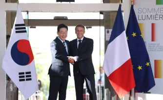 Le président Emmanuel Macron accueille son homologe sud-coréen Lee Jae Myung au "Sommet Lumière" sur l'avenir du cinéma à Saint-Paul-de-Vence, dans les Alpes-Maritimes, le 7 septembre 2026
