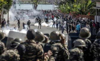 Des manifestants s'affrontent avec des membres de la gendarmerie malgache à Antananarivo, le 11 octobre 2025