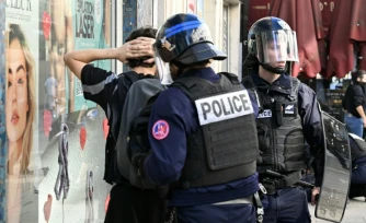 Un manifestant est interpellé par des policiers lors de heurts en marge d'une manifestation de lycéens, dans le cadre d'un mouvement de contestation nationale sur les conditions d'apprentissage, à Nancy, en Meurthe-et-Moselle, le 5 octobre 2026