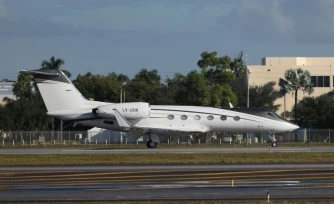 L'avion transportant le sénateur brésilien Flavio Bolsonaro arrive à l’aéroport d’Opa-locka à Miami, le 28 octobre 2026 en Floride
