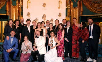 La troupe de "Le procès d'une vie" pose avec le Molière du Théâtre privé, aux Folies Bergères le 4 mai 2026 à Paris 