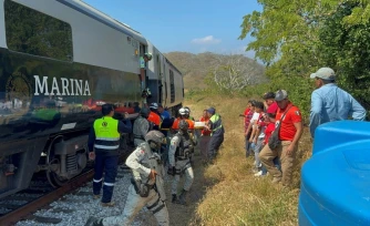 Des soldats et des membres de la protection civile portent secours aux passagers d'un train accidenté, à Nizanda, dans l'Etat d'Oaxaca au Mexique, le 28 décembre 2025