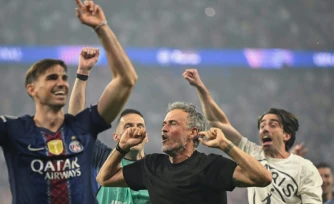 La joie du coach parisien Luis Enrique (2eD) et du milieu espagnol Fabian Ruiz (G) après la victoire du PSG en finale de la Ligue des champions contre Arsenal, le 30 mai 2026 à Budapest