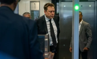Elon Musk arrive au tribunal fédéral d'Oakland alors que débutent les plaidoiries d'ouverture du procès intenté par Elon Musk contre OpenAI, le 28 avril 2026 en Californie