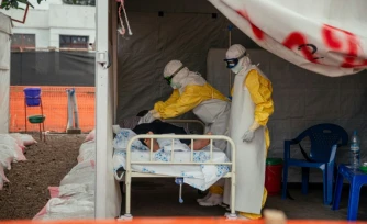 Des membres de Médecins Sans Frontières (MSF), en combinaison de protection, dans la zone d'isolement pour les patients atteints du virus Ebola au Centre de traitement Ebola (CTE) de Munigi, le 2 juin 2026 en RDC