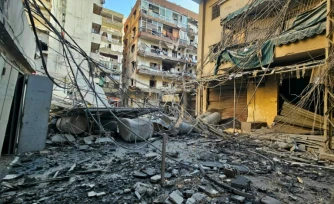 Les décombres aprÚs un attaque aérienne israélienne dans un quartier sud de Beyrouth, le 6 mars 2026, au Liban