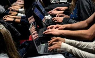 Des étudiants de l'Université catholique de Lyon utilisent des ordinateurs pendant lerus cours, le 18 septembre 2015
