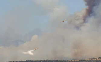 Des avions de lutte contre les incendies Canadair de l'armée de l'air espagnole larguent de l'eau sur un feu de forêt près de San Martín de Valdeiglesias, à l'ouest de Madrid, le 24 juillet 2026.