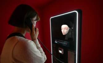 Une visiteuse s'adresse à un chaman IA, le 15 avril 2026 à Séoul