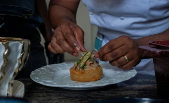 Le chef congolais Archi Dimosi dresse l'une de ses spécialités, le 17 mai 2026 à Kinshasa, en RDC