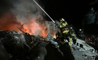 Des pompiers ukrainiens combattent un incendie après une frappe de missile russe sur un immeuble résidentiel à Kharkiv le 7 mars 2026