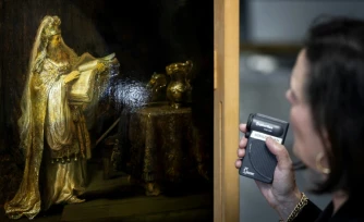 Un nouveau tableau du maître néerlandais Rembrandt, intitulé "Vision de Zacharie dans le temple", découvert au Rijksmuseum d'Amsterdam, le 2 mars 2026
