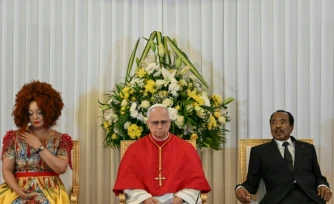 Le pape Léon XIV (C) rencontre le président du Cameroun Paul Biya (R) et la PremiÚre dame du Cameroun Chantal Biya (L) au Palais présidentiel de Yaoundé, le troisiÚme jour d'un voyage apostolique de 11 jours en Afrique, le 15 avril 2026.