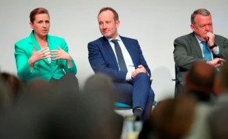 Mette Frederiksen (G), Martin Lidegaard (C) et Lars Loekke Rasmussen (D) assistent à un débat le 25 mars 2026 à Copenhague
