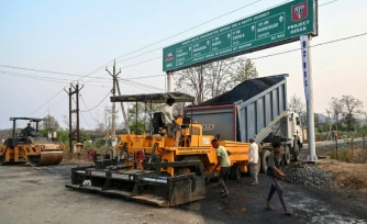 Des ouvriers construisent une route à Bijapur, dans l'État du Chhattisgarh, le 31 mars 2026 en Inde