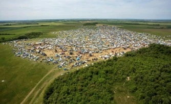 Photo émanant de la gendarmerie nationale, le 3 mai 2026, montrant une vue aérienne du lieu où se tient une free party géante sur un site militaire à Cornusse, près de Bourges