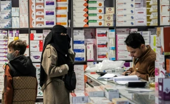 Une femme achète des médicaments dans une pharmacie à Kaboul, le 9 février 2026 en Afghanistan