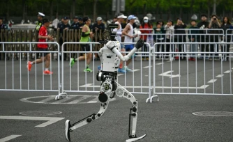 Un robot humanoïde lors du semi-marathon de Yizhuang, dans la banlieue de Pékin, le 19 avril 2026