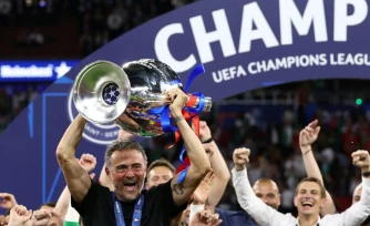 L'entraîneur du Paris SG Luis Enrique soulève le trophée après la victoire en finale de la Ligue des champions contre Arsenal, le 30 mai 2026 à Budapest