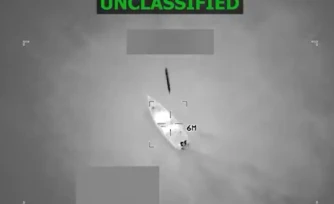 Image tirée d'une vidéo publiée par le secrétaire américain à la Défense Pete Hegseth sur son compte X, le 24 octobre 2025, montrant ce que Hegseth dit être des forces militaires américaines menant une frappe sur un navire de narcotrafiquants dans la mer des Caraïbes, le 23 octobre 2025