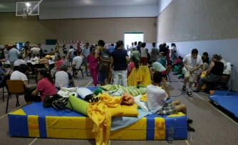 Des habitants évacués après un violent incendie ont trouvbé refuge à Villamanta, à l'ouest de Madrid, le 24 juillet 2026