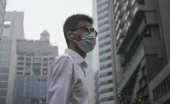 Un homme porte un masque pour se protéger de la pollution due aux incendies dans la région, à Singapour, le 15 octobre 2026