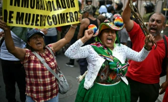 Des manifestants scandent des slogans après avoir appris que le Congrès péruvien avait destitué le président par intérim José Jeri, à Lima, le 17 février 2026